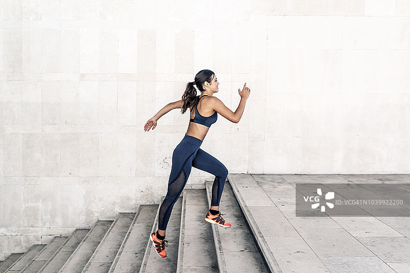 跑上楼梯图片素材