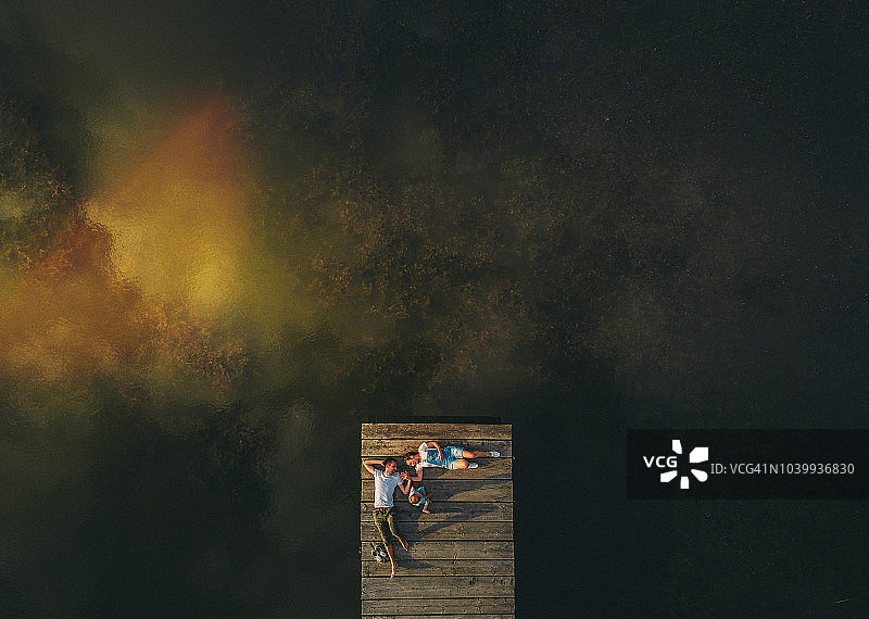 温馨的一家在湖边旅行图片素材