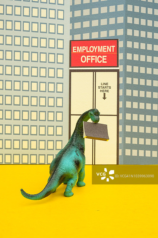 在失业救济处排队的彩色玩具梁龙图片素材