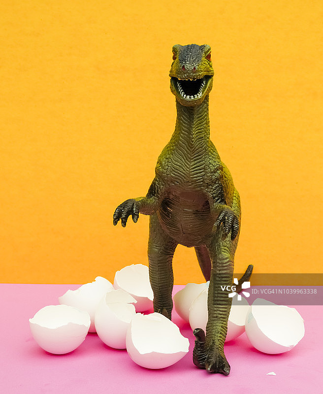 有趣的彩色恐龙玩具孵化概念场景图片素材