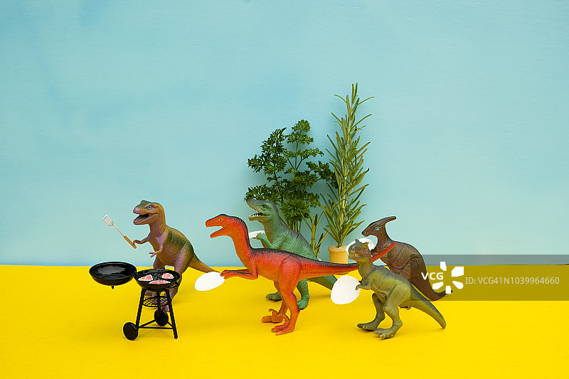 有趣的彩色玩具恐龙概念场景 - 烧烤食肉动物图片素材