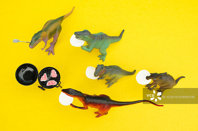有趣的彩色玩具恐龙概念场景 - 烧烤食肉动物图片素材