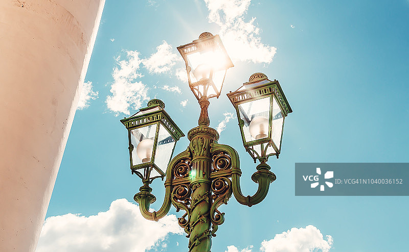 阳光天空下的街灯图片素材