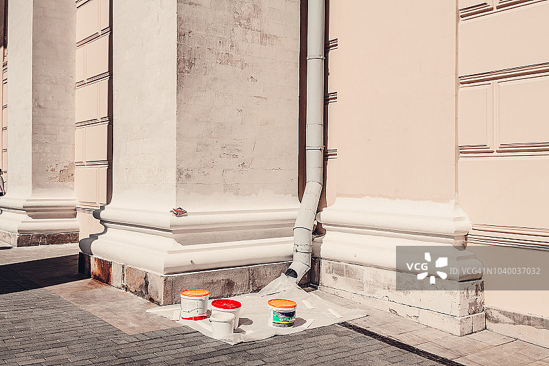 历史建筑斑驳墙壁旁的油漆罐图片素材