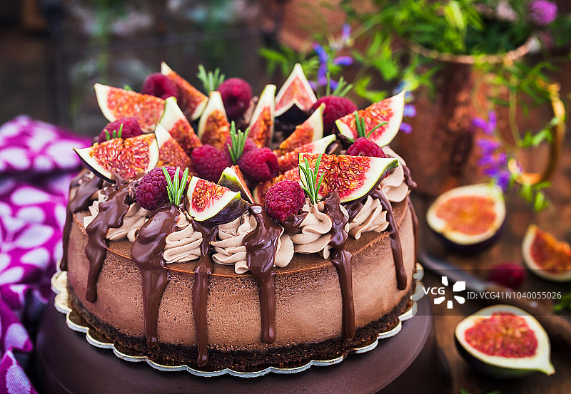 美味的自制巧克力芝士蛋糕，饰以新鲜无花果和覆盆子图片素材