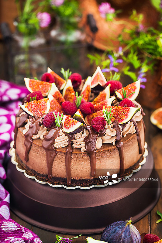 美味的自制巧克力芝士蛋糕，饰以新鲜无花果和覆盆子图片素材
