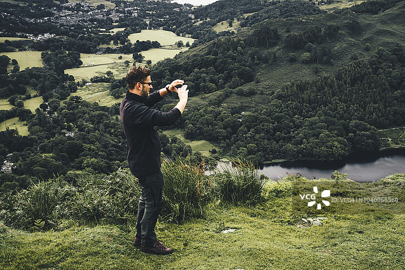男人正在拍照图片素材