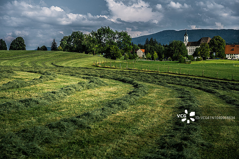 刚收割的草地和维斯教堂图片素材