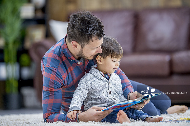 和儿子一起阅读图片素材
