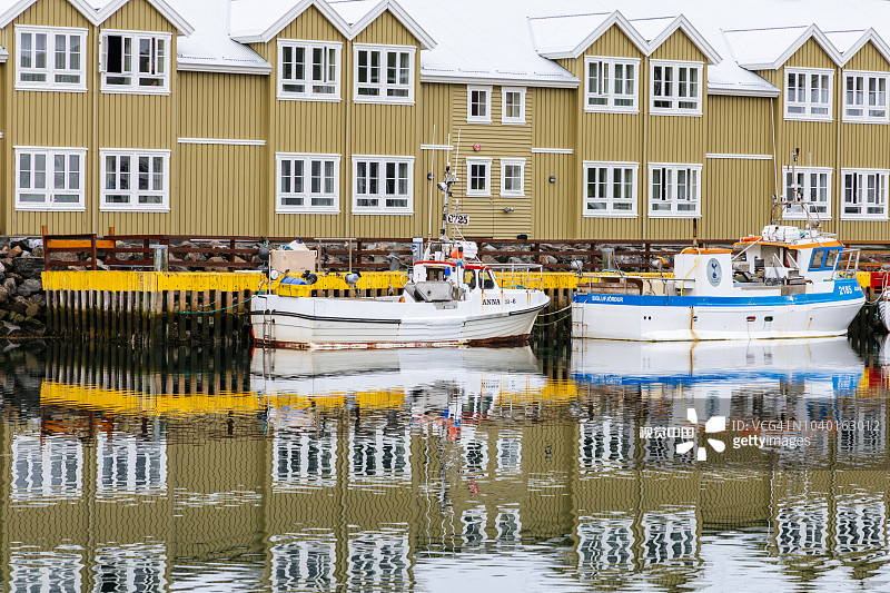 锡格吕菲厄泽港口海洋中建筑物和船只的倒影图片素材