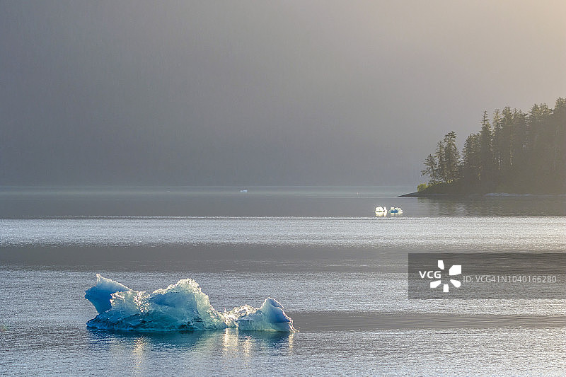 恩迪科特峡湾是斯蒂芬通道的一个长长的分支峡湾，从朱诺向东南延伸图片素材