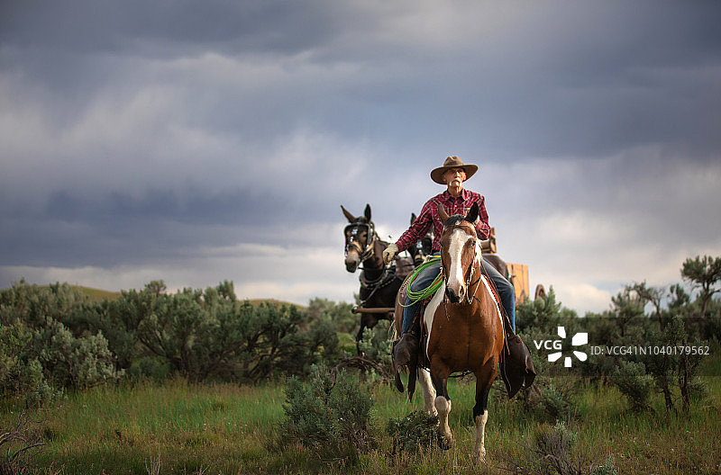 牛仔在美国犹他州护送马车图片素材