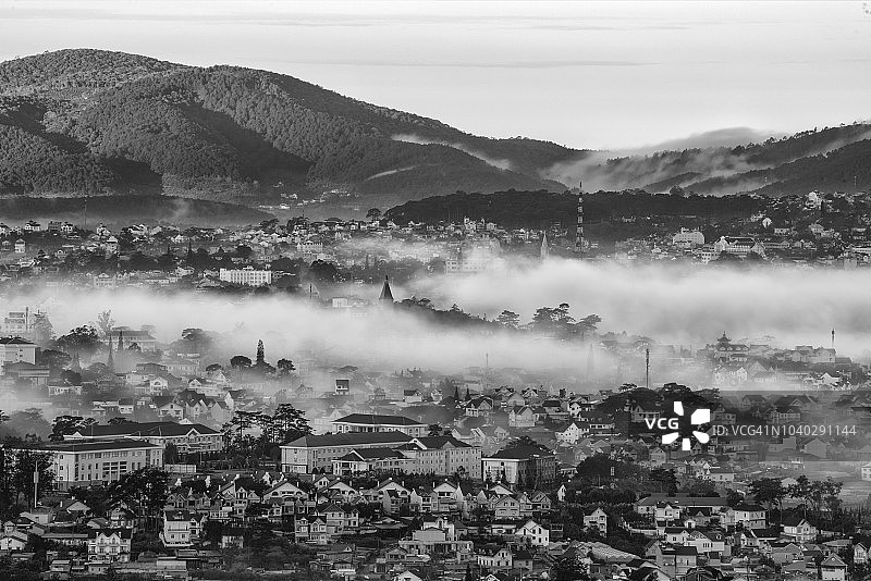 晨雾中的越南大叻局部图片素材