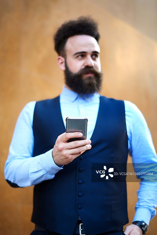 拿着手机的时髦男人图片素材