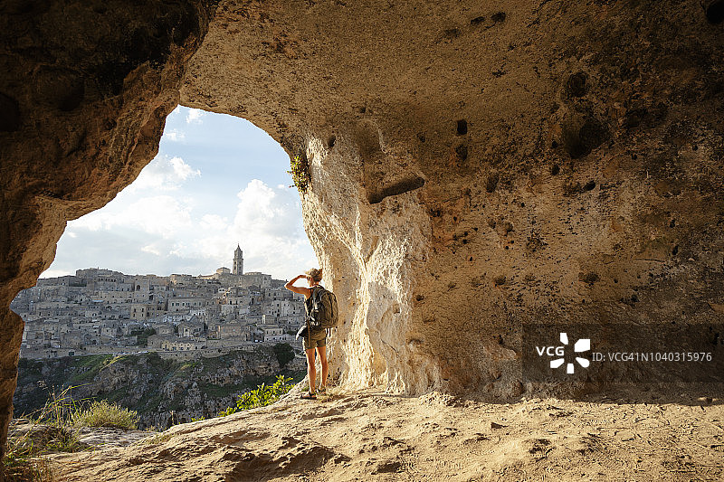 女人在意大利马泰拉的洞穴里看风景图片素材
