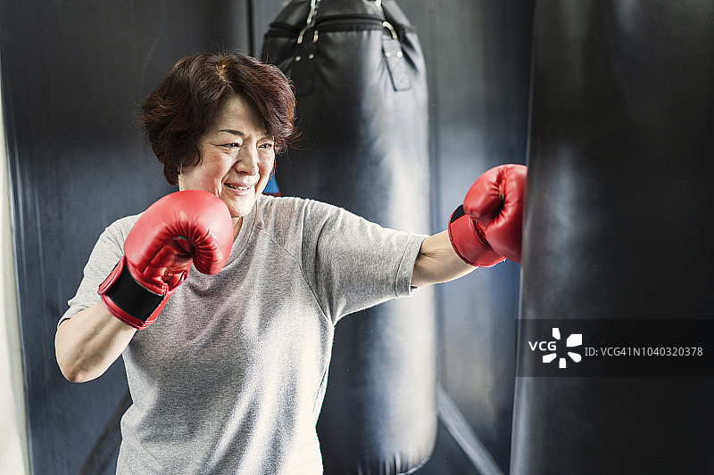 在拳击馆训练的年长妇女图片素材