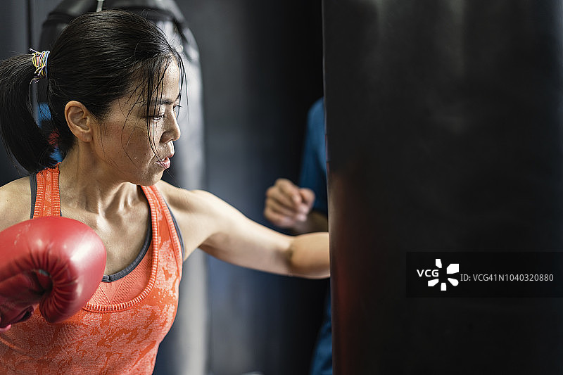 中年妇女在拳击馆训练图片素材