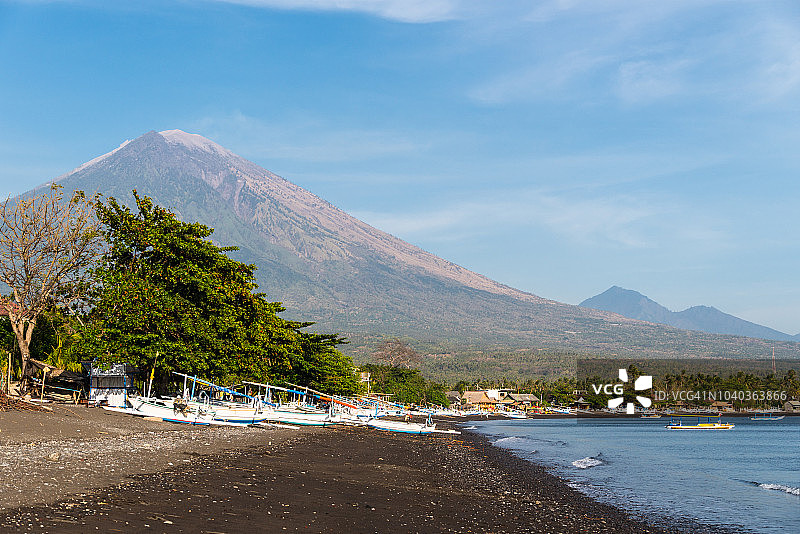 印度尼西亚巴厘岛阿迈德海滩与阿贡火山图片素材