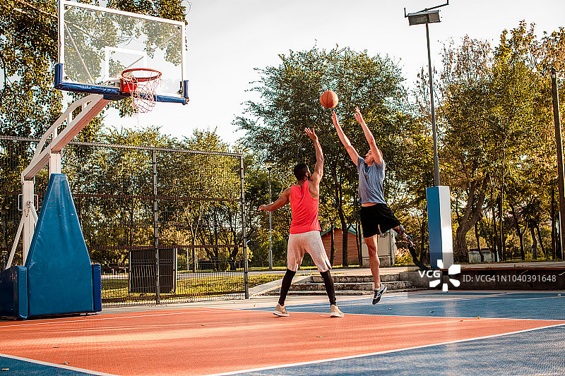 朋友们在户外打篮球图片素材