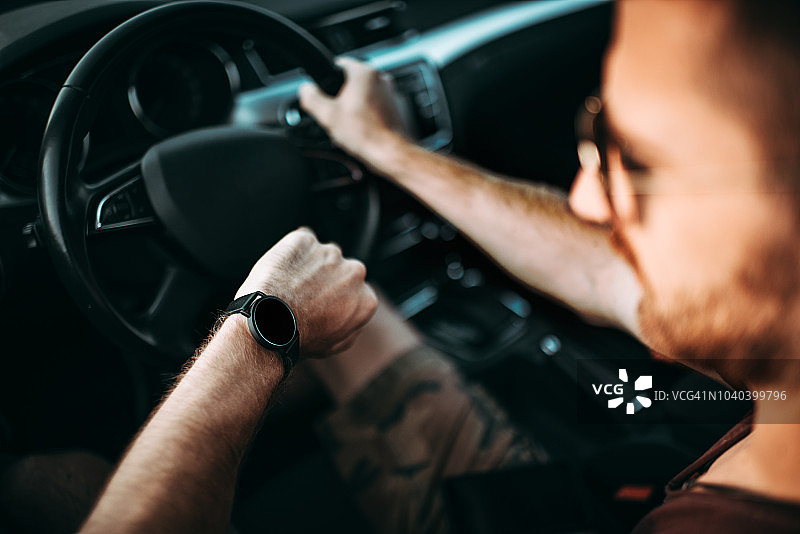 男人在日落时开车图片素材