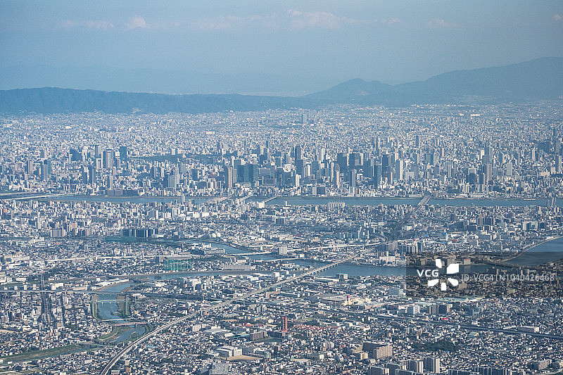 从飞机上看到的日本兵库县尼崎市和大阪府大阪市中心的白天航拍图片素材