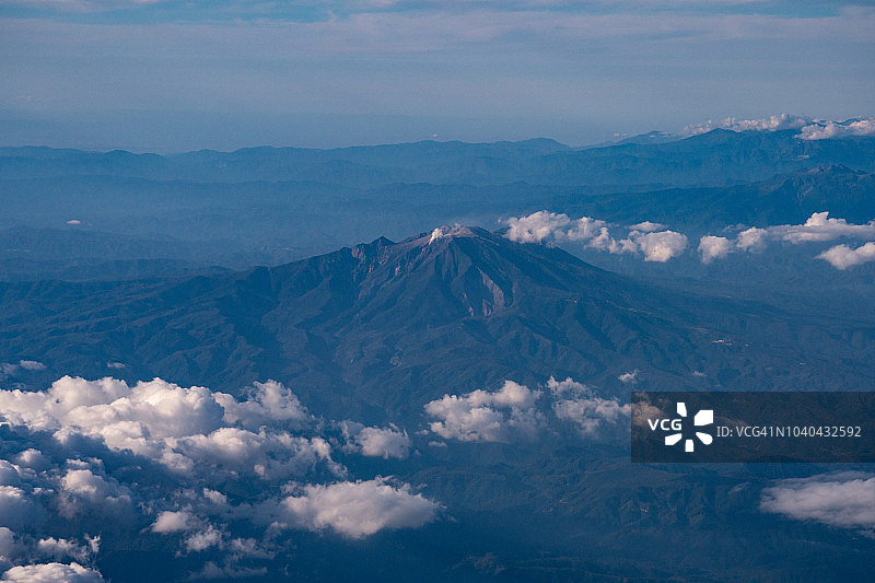 从飞机上俯瞰日本长野县御岳山图片素材