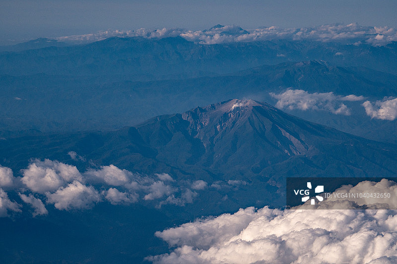 从飞机上俯瞰日本长野县御岳山图片素材