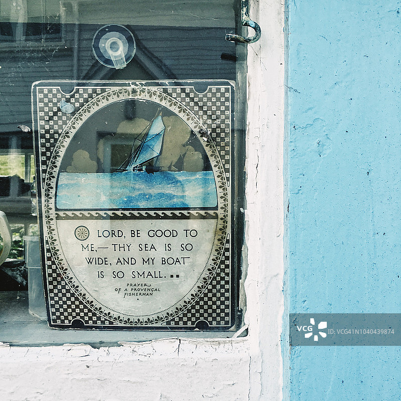 窗户上渔民祈祷的雕刻图片素材