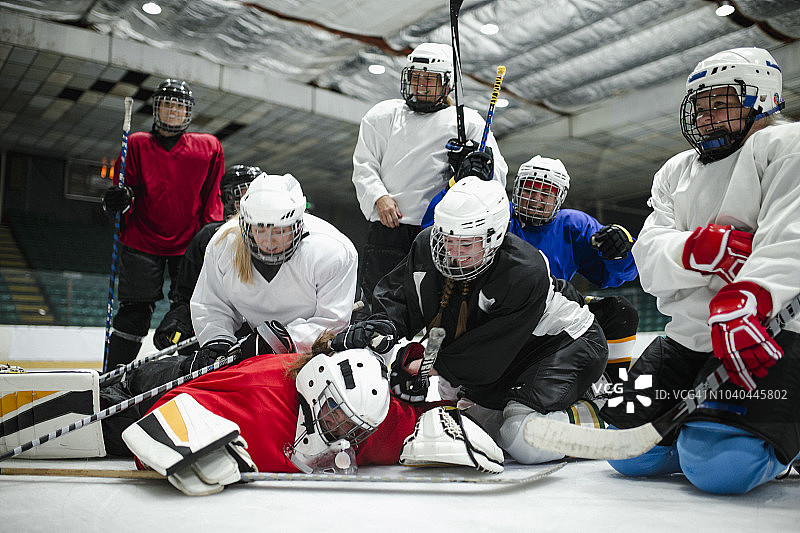 团队成员嬉戏玩闹图片素材
