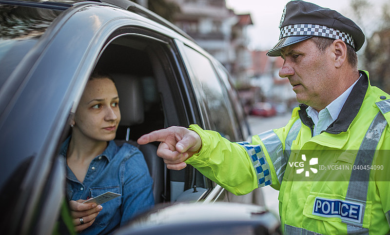 交通警察拦住了一位女子图片素材