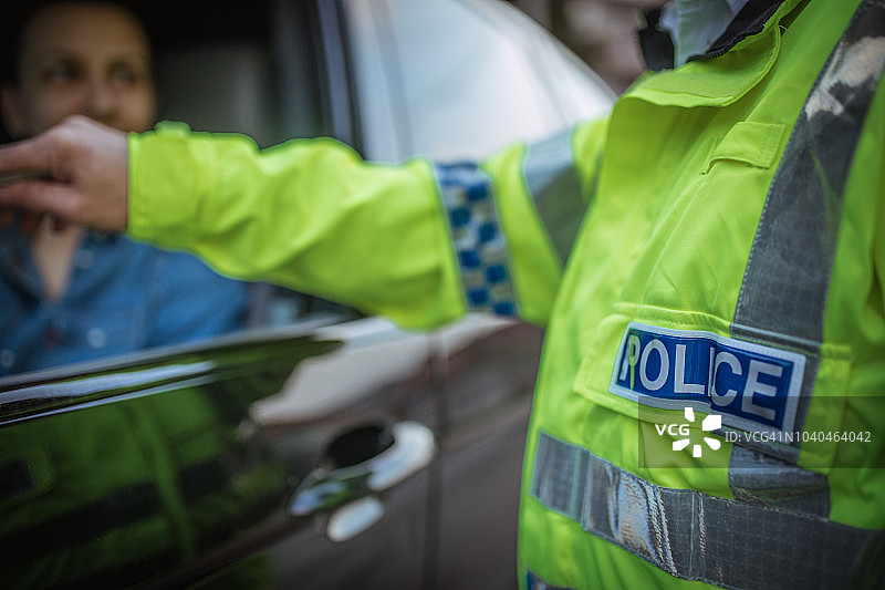 警察开超速罚单图片素材