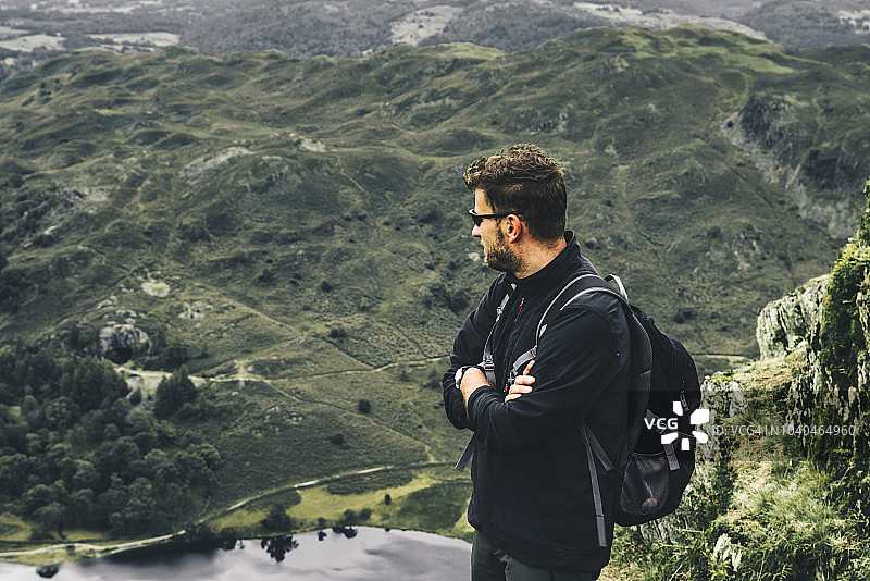 男人欣赏风景图片素材