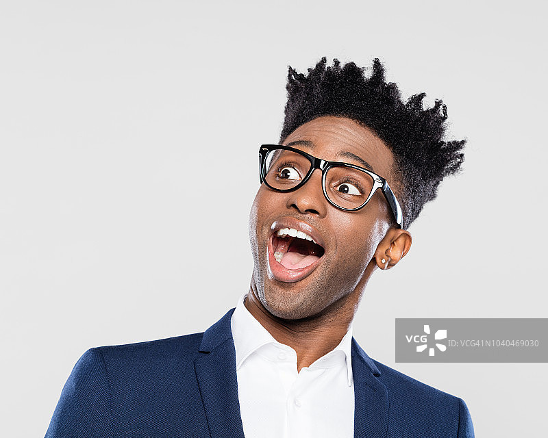 惊讶的非洲裔美国年轻商人图片素材