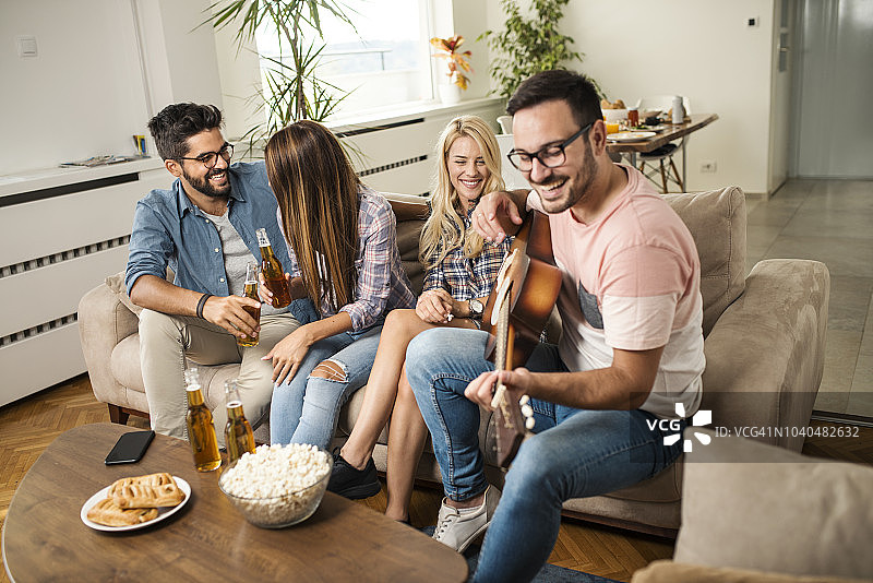 朋友们一起唱歌图片素材