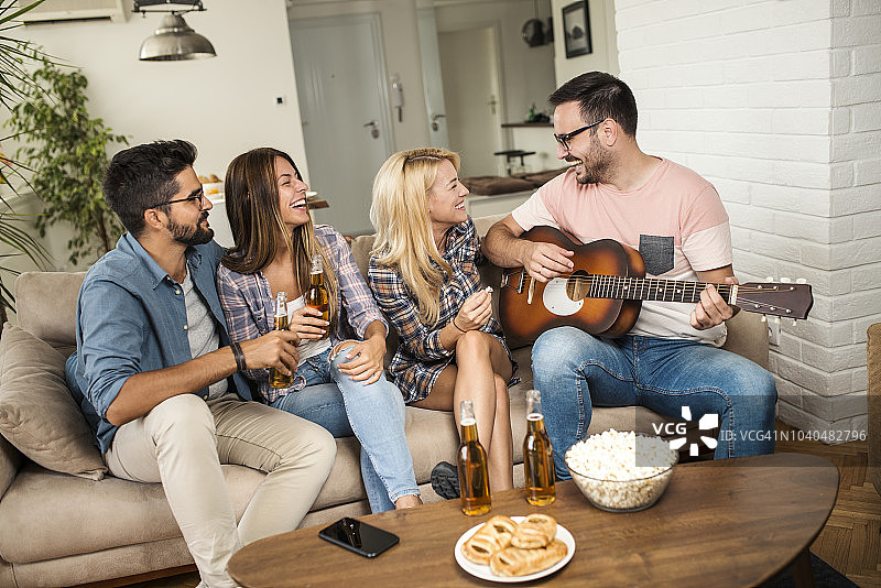 朋友们一起唱歌图片素材