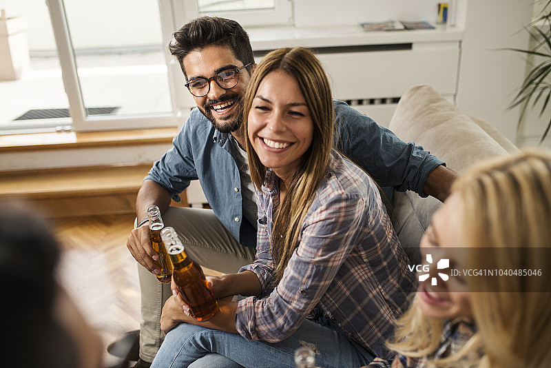 朋友们一起唱歌图片素材