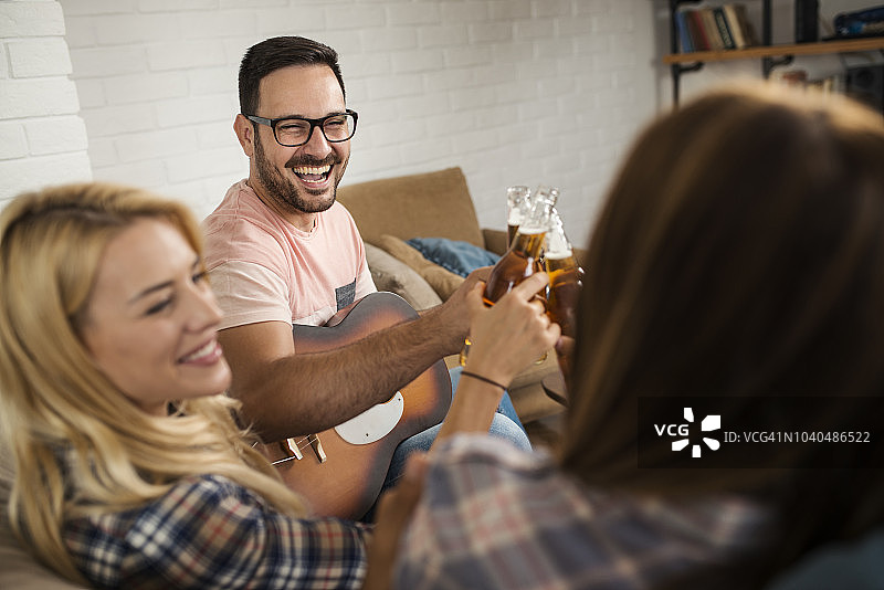 朋友们一起唱歌图片素材