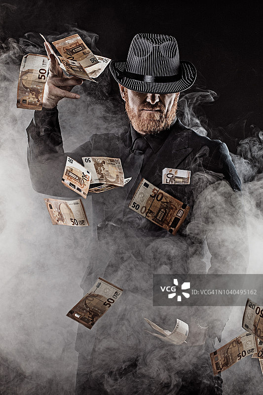 身份不明的红发男子图片素材