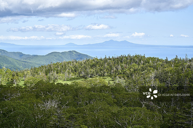 从知床山口眺望知床国家公园和鄂霍次克海全景，日本北海道图片素材