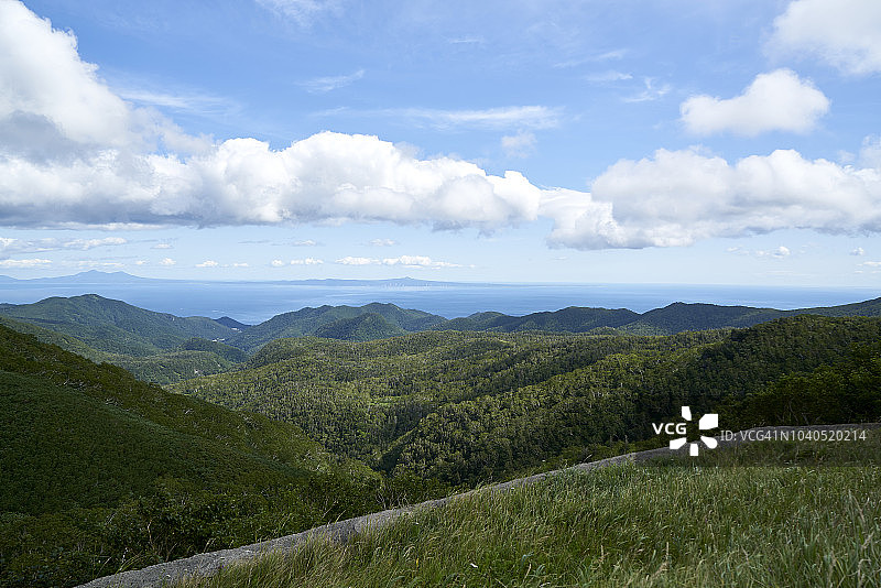 从知床山口眺望知床国家公园和鄂霍次克海全景，日本北海道图片素材
