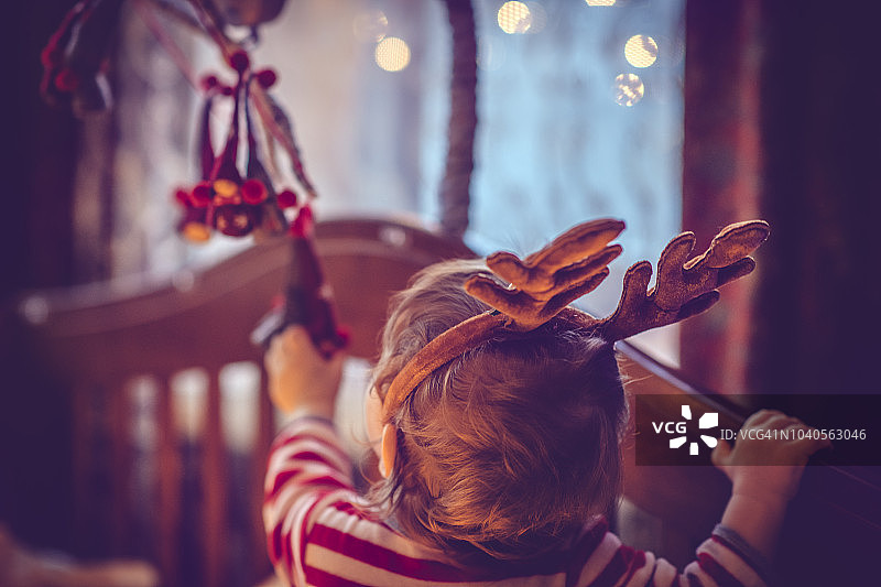 在圣诞节婴儿床里的可爱男孩图片素材