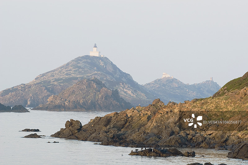 法国科西嘉岛阿雅克肖悬崖上的灯塔图片素材