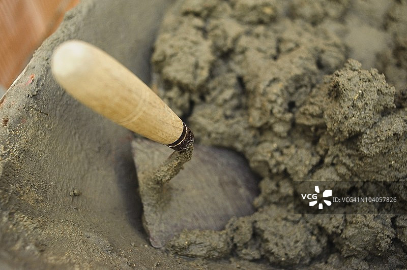 湿水泥中的泥铲图片素材