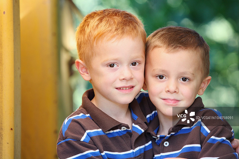 两个年轻男孩的肖像图片素材
