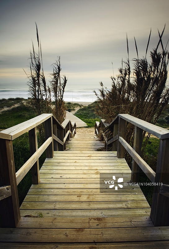 塔里法，光之海岸的Arte Y Vida海滩上的木栈道图片素材