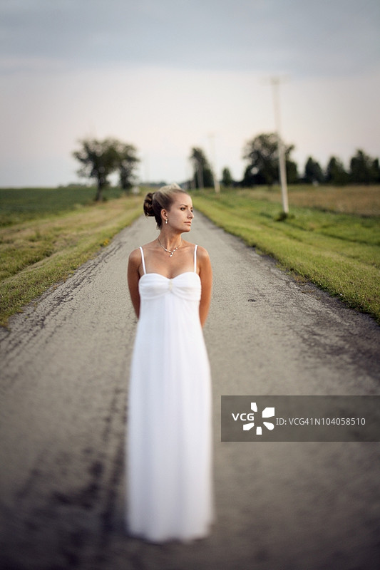 一位新娘站在马路中间图片素材