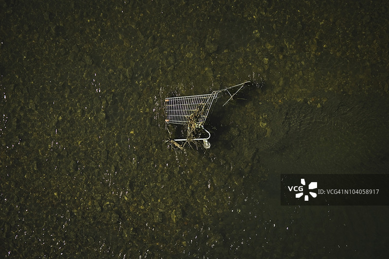 河中的购物车图片素材