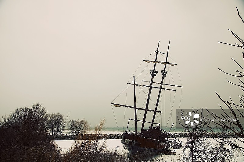 冰封在港口的高桅帆船图片素材