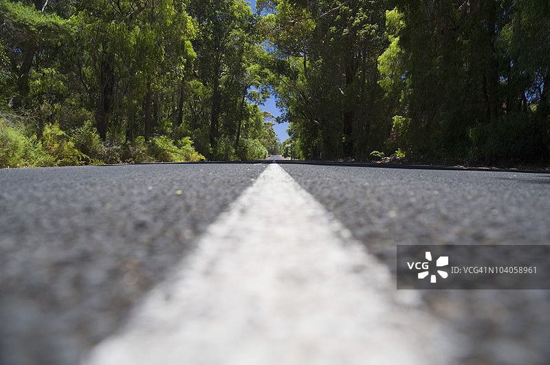 道路中间的白线图片素材