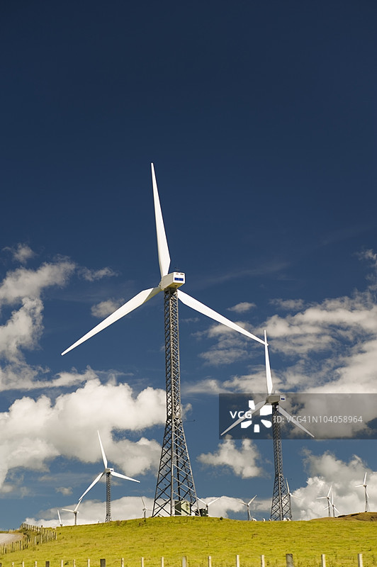 田野中的风力涡轮机图片素材